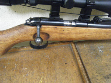 Se trata de una magnífica copia del histórico fusil K98 alemán (II G.M.).
He disparado con ella unas diez 02