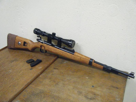 Se trata de una magnífica copia del histórico fusil K98 alemán (II G.M.).
He disparado con ella unas diez 01
