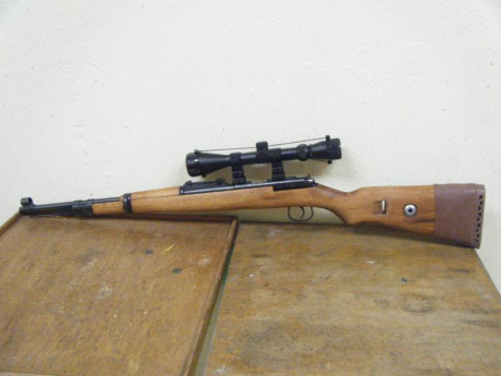 Se trata de una magnífica copia del histórico fusil K98 alemán (II G.M.).
He disparado con ella unas diez 00