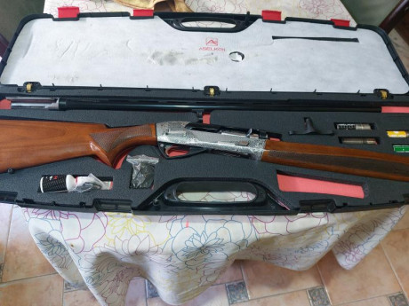 Vendo escopeta Aselkon Inter Elegant Silver Black, cañon de 71 ctms. con 5 chokes interiores, calibre 00