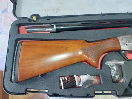 Vendo escopeta Aselkon Inter Elegant Silver Black, cañon de 71 ctms. con 5 chokes interiores, calibre 11