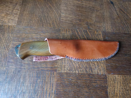 Cuchillo skinner hecho a partir de una hoja de Marcin Tomaszewski de acero al carbono 80CrV2, lleva cachas 02