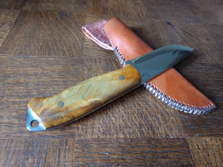 Cuchillo skinner hecho a partir de una hoja de Marcin Tomaszewski de acero al carbono 80CrV2, lleva cachas 01