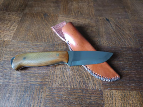 Cuchillo skinner hecho a partir de una hoja de Marcin Tomaszewski de acero al carbono 80CrV2, lleva cachas 00