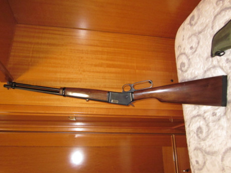 Hola.
Pongo a la venta una carabina de la marca Browning calibre 22, tiene funda 
original de la misma 01