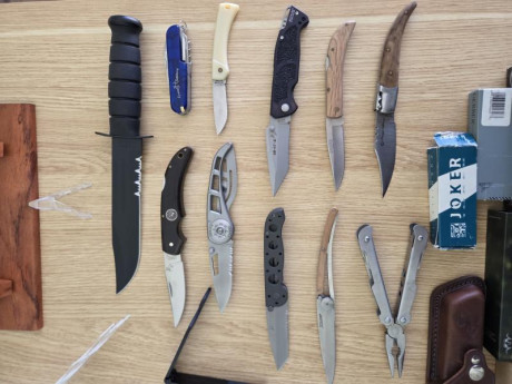 Vendo lote de cuchilleria compuesto de:

Kabar 1214 A ESTRENAR, con caja y funda.
Navaja Blaser A ESTRENAR, 01