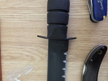 Vendo lote de cuchilleria compuesto de:

Kabar 1214 A ESTRENAR, con caja y funda.
Navaja Blaser A ESTRENAR, 12