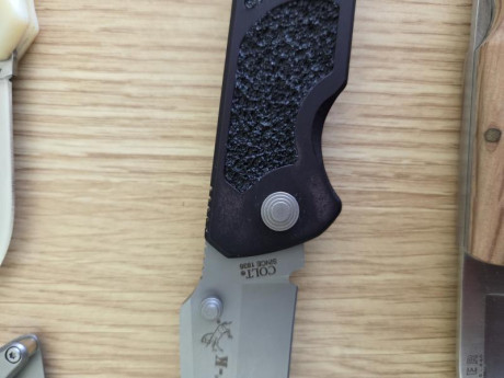 Vendo lote de cuchilleria compuesto de:

Kabar 1214 A ESTRENAR, con caja y funda.
Navaja Blaser A ESTRENAR, 11