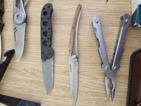 Vendo lote de cuchilleria compuesto de:

Kabar 1214 A ESTRENAR, con caja y funda.
Navaja Blaser A ESTRENAR, 10