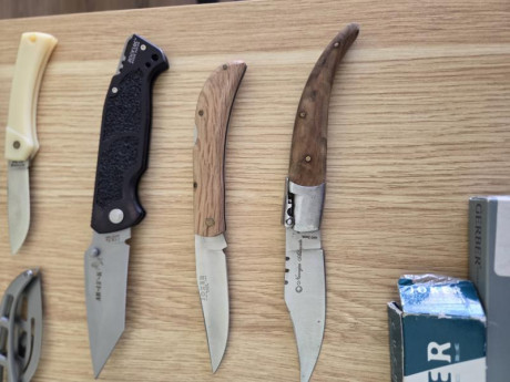 Vendo lote de cuchilleria compuesto de:

Kabar 1214 A ESTRENAR, con caja y funda.
Navaja Blaser A ESTRENAR, 22