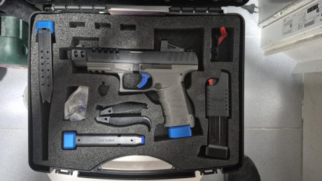 una pistola pensada para la competición de tiro deportivo. Esta versión viene equipada con un punto rojo 00