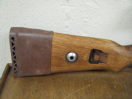 Se trata de una magnífica copia del histórico fusil K98 alemán (II G.M.).
He disparado con ella unas diez 50