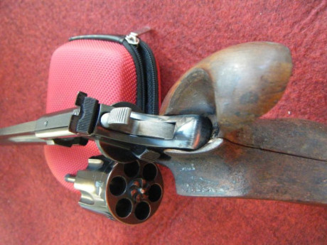 Ya saben lo complicado que resulta encontrar un revolver Astra del Calibre 32, de seis pulgadas. Pues 02