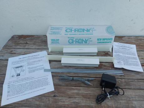 Lote compuesto por Cronógrafo Chony M1 + iluminador Led Chrony para uso en interiores o días nublados. 12