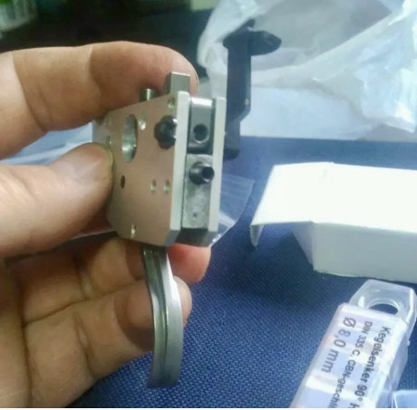 Hola compañeros,

Tengo una Sako Quad HB, con gatillo al pelo (de los que hay que darle para delante para 112