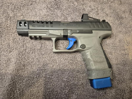 una pistola pensada para la competición de tiro deportivo. Esta versión viene equipada con un punto rojo 10