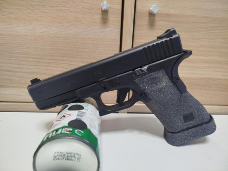 Vendo Glock 17 Gen 3 con las siguientes mejoras: GPT (Glock Performance Trigger), miras de acero, cola 52