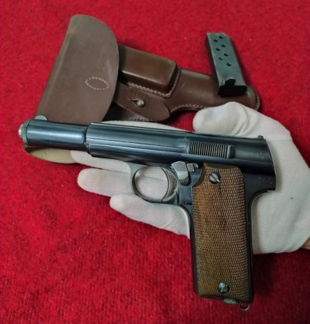 En venta las siguientes pistolas en excelente estado:

Astra 400 en libro de coleccionista con 2 cargadores. 02