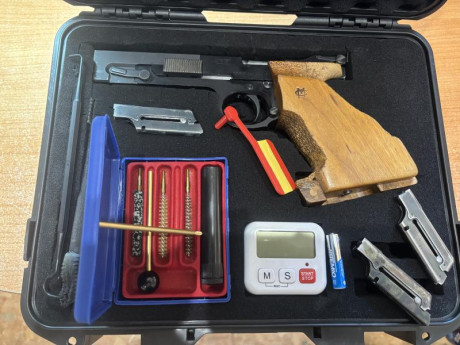 Se vende pistola del calibre 22lr, con todo los accesorios de la fotografía:
Maletín, reloj cronometro, 00