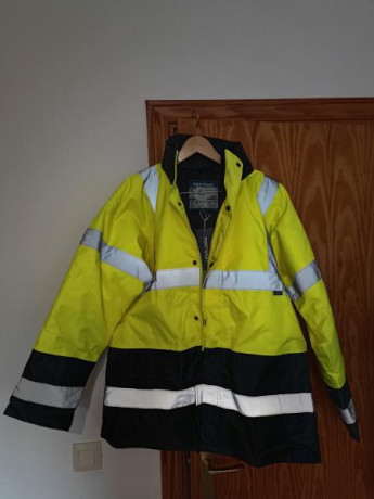 Vendo chaquetón  de alta visibilidad Portwest, nuevo sin uso, talla L pero creo que es talla americana 02