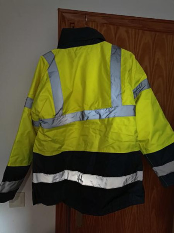 Vendo chaquetón  de alta visibilidad Portwest, nuevo sin uso, talla L pero creo que es talla americana 01