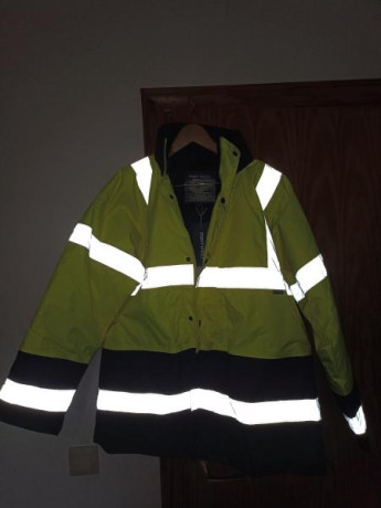 Vendo chaquetón  de alta visibilidad Portwest, nuevo sin uso, talla L pero creo que es talla americana 00