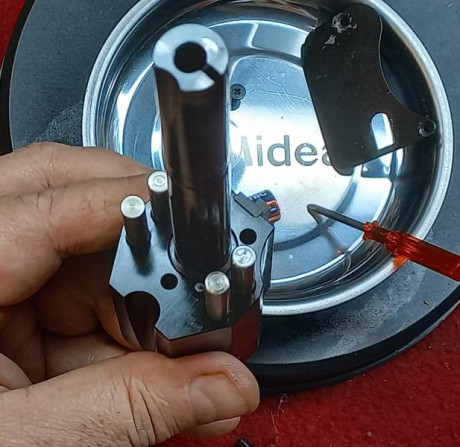 Mantengo mis armas impecables, prácticamente sin microbios.

Ayer un amigo adquirió una Mach Guns MG-2... 12