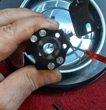 Mantengo mis armas impecables, prácticamente sin microbios.

Ayer un amigo adquirió una Mach Guns MG-2... 11