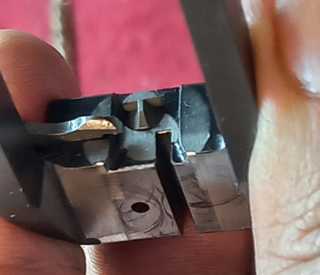 Mantengo mis armas impecables, prácticamente sin microbios.

Ayer un amigo adquirió una Mach Guns MG-2... 22