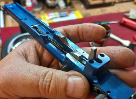 Mantengo mis armas impecables, prácticamente sin microbios.

Ayer un amigo adquirió una Mach Guns MG-2... 41