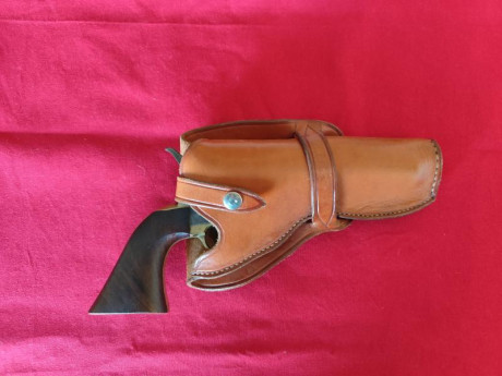 Hola,  revólver Cattleman Pietta 45 long colt, con funda de cuero, por 175 €. Guiado en F. 
También tengo 00