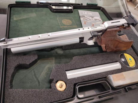 Pistola Steyr LP10 con 3 depósitos, uno de ellos con manómentro, los otros 2 no llevan; se comprueba con 01