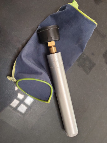 Pistola Steyr LP10 con 3 depósitos, uno de ellos con manómentro, los otros 2 no llevan; se comprueba con 00