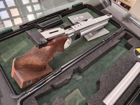 Pistola Steyr LP10 con 3 depósitos, uno de ellos con manómentro, los otros 2 no llevan; se comprueba con 12