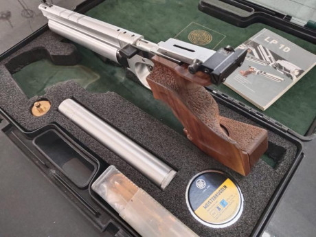 Pistola Steyr LP10 con 3 depósitos, uno de ellos con manómentro, los otros 2 no llevan; se comprueba con 11