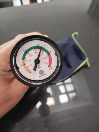 Pistola Steyr LP10 con 3 depósitos, uno de ellos con manómentro, los otros 2 no llevan; se comprueba con 10