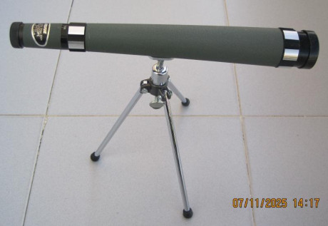 VISOR TERRESTRE, JAPONÉS  óptica 10 X  - 30 x 30 mm ZOOM.--- Usado, con leves señales por el uso.- Funda 11