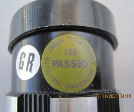 VISOR TERRESTRE, JAPONÉS  óptica 10 X  - 30 x 30 mm ZOOM.--- Usado, con leves señales por el uso.- Funda 10