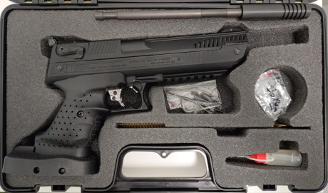 Pistola con sistema de carga Top Lever, que consiste en la recarga del arma a través del levantamiento 00