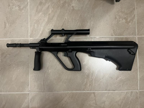 Buenas noches, muy a mi pesar pongo a la venta steyr AUG con cañón corto, cal 222r. Se vende con cargadores 01