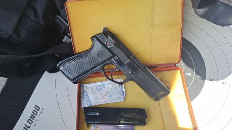 Estimados, pongo a la venta una pistola LLAMA M-82 con su caja original, obviamente en 9pb. 
El arma apenas 00