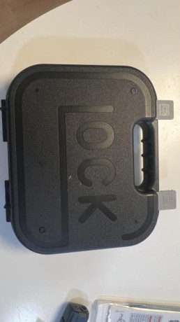 Vendo mis armas:

RESERVADA:Glock 17 5ª Generación muy poco uso. Perfecta de todo. Caja, accesorios y 00