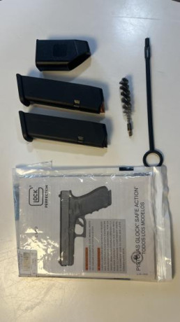 Vendo mis armas:

RESERVADA:Glock 17 5ª Generación muy poco uso. Perfecta de todo. Caja, accesorios y 12