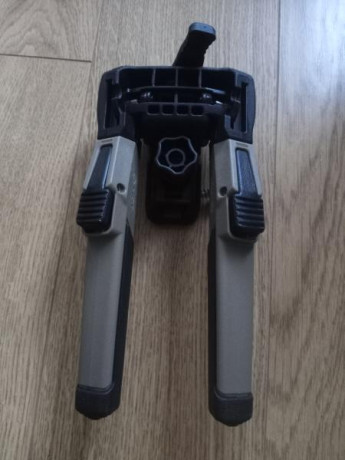 Vendo Bipode MDT Oryx en color FDE, algo asi como coyote, para fijacion en anilla portacorreas

Esta nuevo 12