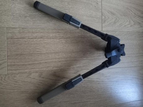 Vendo Bipode MDT Oryx en color FDE, algo asi como coyote, para fijacion en anilla portacorreas

Esta nuevo 10