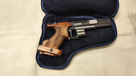 Vendo pistola Pardini SP, calibre 22LR, guiada en F, detalles adicionales:
   - Estuche Pardini
   - Funda 01