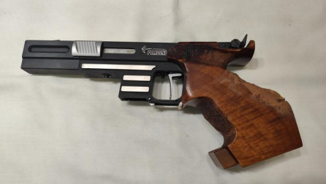 Vendo pistola Pardini SP, calibre 22LR, guiada en F, detalles adicionales:
   - Estuche Pardini
   - Funda 11