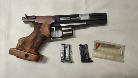 Vendo pistola Pardini SP, calibre 22LR, guiada en F, detalles adicionales:
   - Estuche Pardini
   - Funda 10