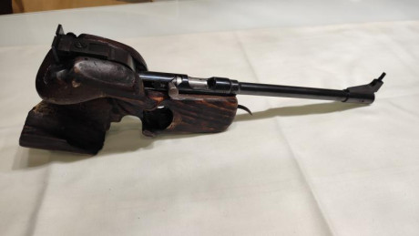 Vendo pistola Pardini, calibre 22LR, guiada en F, para tiro libre 50m:

   - Tiene un estuche no original 20