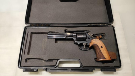 Vendo revolver S&W mod 586 6", calibre .357 magnum, guiada en F:
   - Estuche duro no original
 01